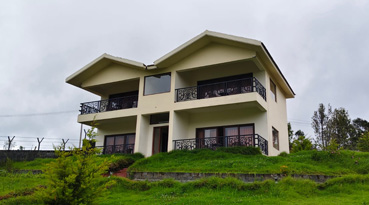 Luxury hill view cottage with balcony and green landscape in Ooty