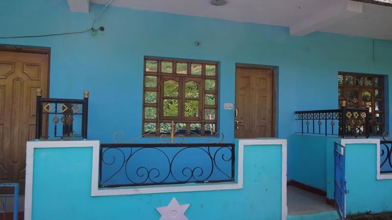 Blue cottage with furnished bedrooms