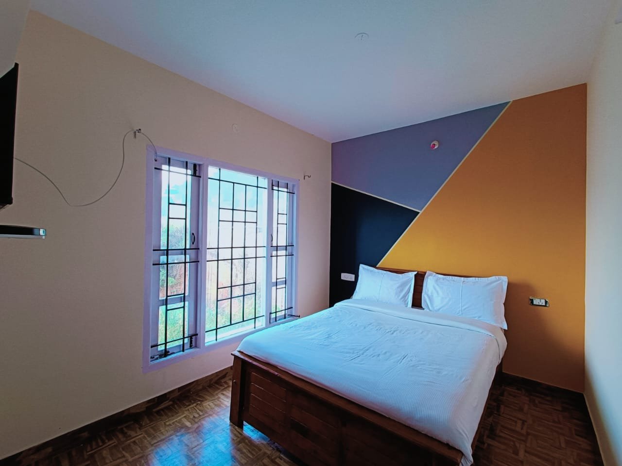 Bedroom with panoramic mountain and valley view