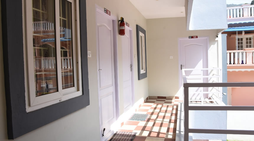 Cottage corridor walkway with room entrances