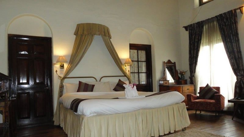 Heritage suite with canopy bed