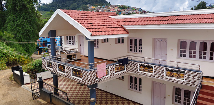 Sasi Cottage exterior featuring red tiled roof and balcony in hill town